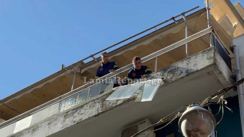 Λαμία: Μεγάλο κάγκελο με τζάμια κρεμόταν από μπαλκόνι