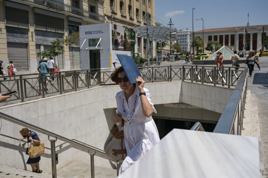 Καιρός: Ισχυρός καύσωνας διαρκείας σε όλη τη χώρα – Στους 43 βαθμούς η θερμοκρασία την Τρίτη