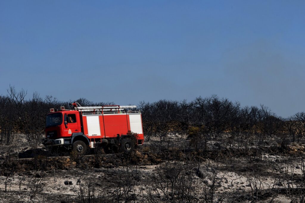 Φωτιά στα Κύθηρα: Μηνύματα του 112 για εκκένωση 3 περιοχών