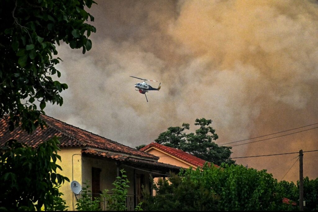 Φωτιά στην Εύβοια: 4 πυροσβέστες τραυματίες