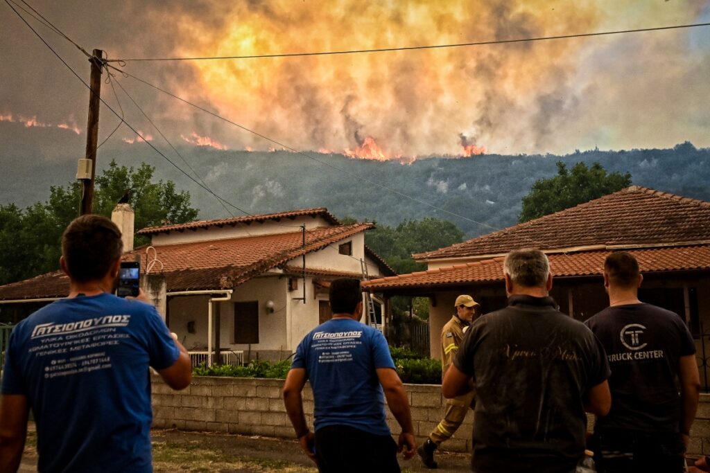 Φωτιά στην Κορινθία: Ολονύχτια μάχη με τις φλόγες – Εκκενώσεις χωριών και ζημιές σε σπίτια – Δ