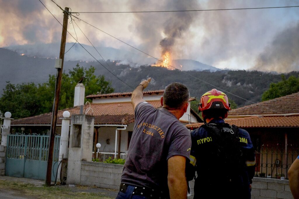 Κορινθία: Ανεξέλεγκτη η φωτιά στον Φενεό, μετά την αναζωπύρωση στο Μαυροβούνι – Εκκενώθηκαν 3 