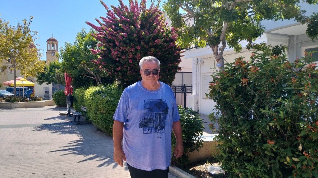 Κρήτη: Δημότης για… φίλημα – Καθαρίζει τη γειτονιά του ως ένδειξη πολιτισμού