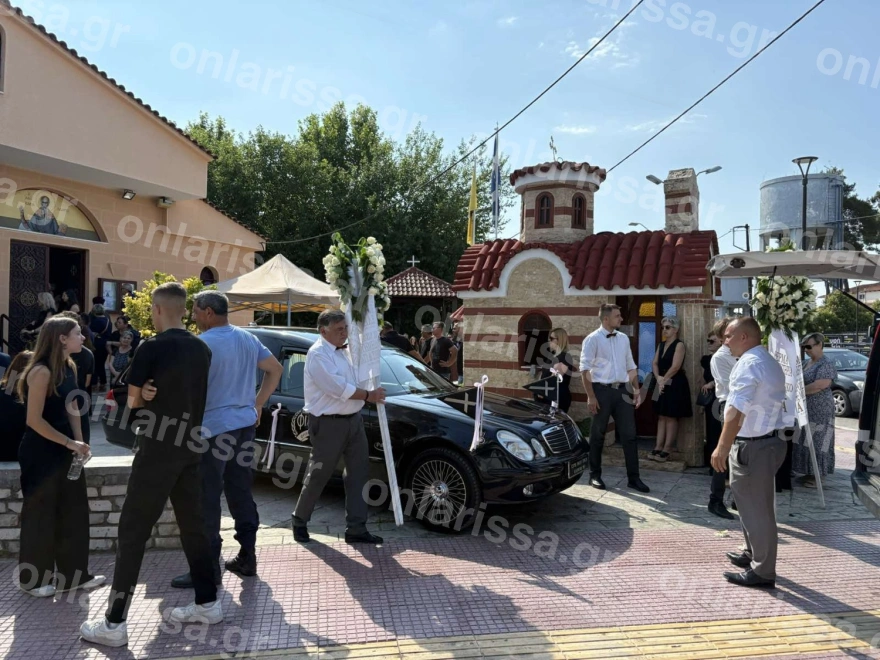 Λάρισα: Πλήθος κόσμου στην κηδεία της 18χρονης που πέθανε μετά από ανακοπές στο γυμναστήριο
