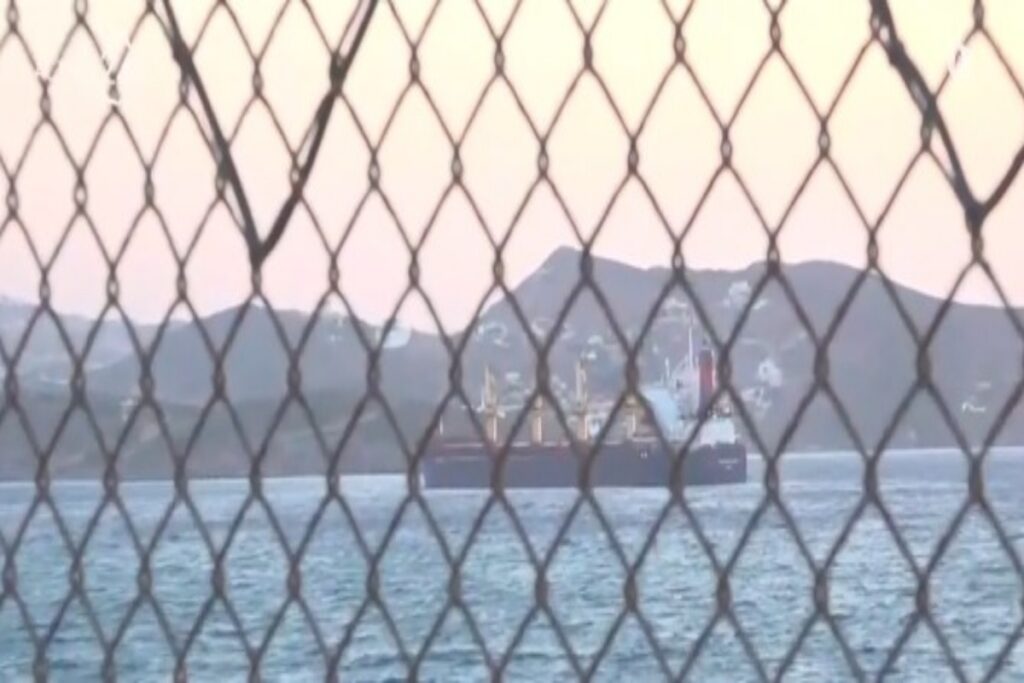 Στο Λαύριο το πλοίο με τους 520 μετανάστες από την Κρήτη – Θα οδηγηθούν στη δομή της Μαλακάσας [Βίντεο]