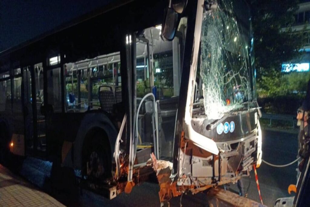 Λεωφόρος Βουλιαγμένης: Τρελή πορεία λεωφορείου για 150 μέτρα – Έπεσε σε περίφραξη κτιρίου και 