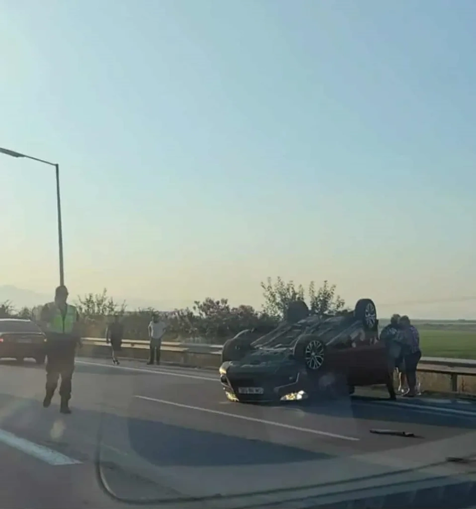 Θεσσαλονίκη: Ρυμουλκό ξεκόλλησε από φορτηγό και έπεσε σε ΙΧ (εικόνες)