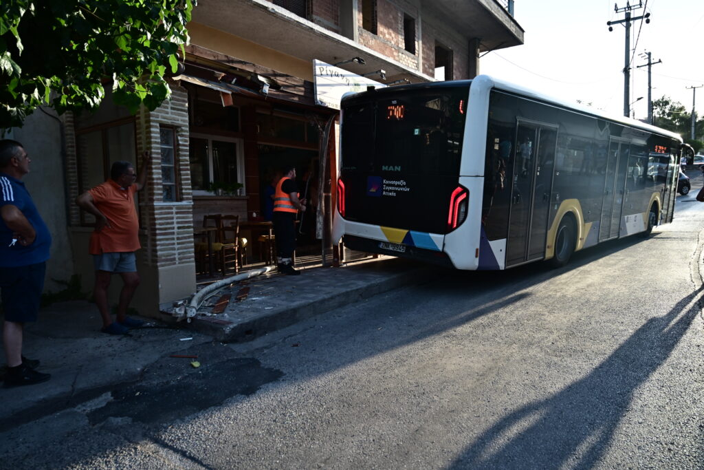 Μενίδι: Λεωφορείο έπεσε σε ταβέρνα επί της Λεωφόρου Δημοκρατίας