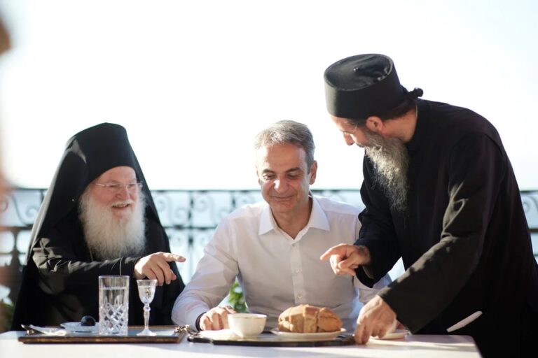 Άγιο Όρος: Στη Μονή Βατοπαιδίου ο Μητσοτάκης, συναντήθηκε με τον Εφραίμ – Τα μηνύματα του Πρωθ