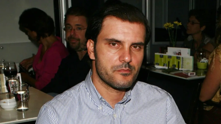 Το ύστατο χαίρε στον Γεράσιμο Μιχελή – Συντετριμμένοι συγγενείς, φίλοι και συνάδελφοι στην κηδεία του ηθοποιού