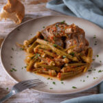 Κατσικάκι λουκούμι με μπάμιες – Πανεύκολη και καλοκαιρινή συνταγή