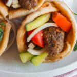 Μπιφτεκάκια σουβλάκι σε πίτα – Η πιο εύκολη συνταγή από την Αργυρώ Μπαρμπαρίγου