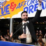 Ζοχράν Μαμντάνι: Κόντρα με τον Άλμπερτ Μπουρλά με φόντο την «παγκοσμιοποίηση της Ιντιφάντα» – Γιατί δεν καταδικάζει ο υποψήφιος δήμαρχος