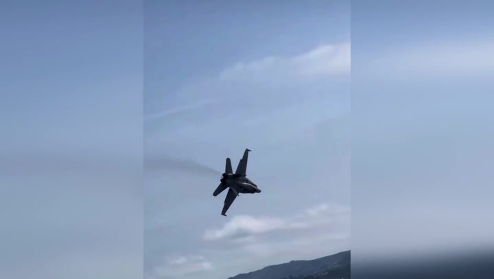 Παραλίγο: Μαχητικό αεροσκάφος εκτελεί θεαματικό ελιγμό για να αποφύγει πουλιά – Πλησίασε επικίνδυνα σε πολυσύχναστη παραλία (βίντεο)