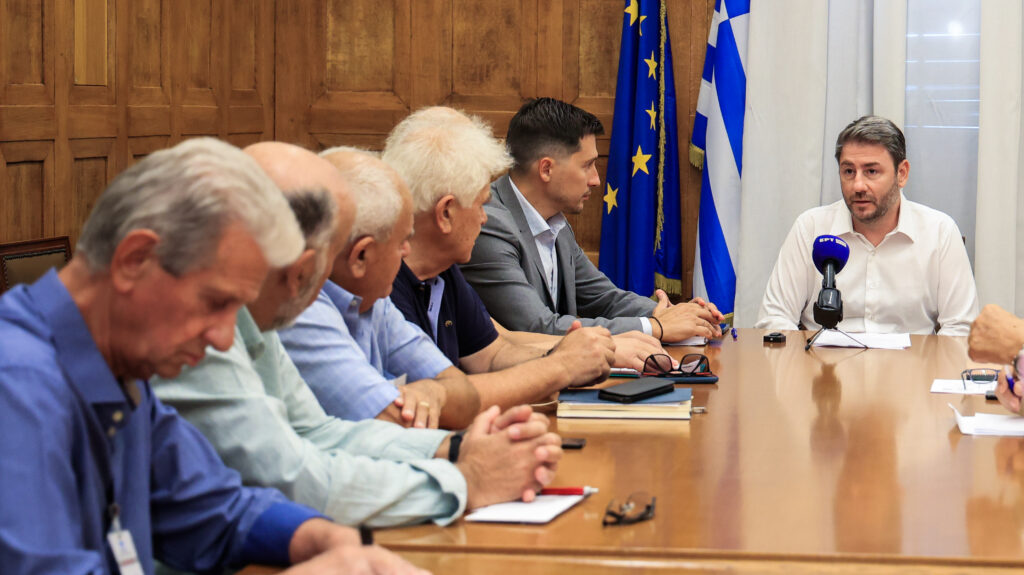 Ανδρουλάκης: Δέσμευση ΠΑΣΟΚ για κατάργηση προσωπικής διαφοράς, νέο ΕΚΑΣ και μείωση εισφοράς αλληλεγγύης