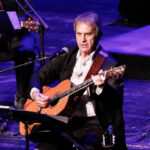 Νταλάρας – Κραουνάκης: Tο ζεϊμπέκικο «Παίξε ρε φίλε μπάλα» [βίντεο]