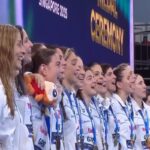 Με δάκρυα την ώρα του Εθνικού Ύμνου οι παγκόσμιες πρωταθλήτριες στη Σιγκαπούρη – Δείτε την απονομή του χρυσού μεταλλίου [Βίντεο]