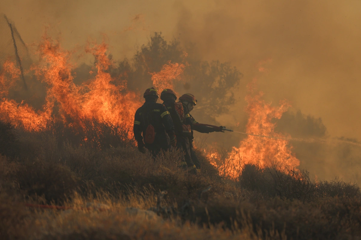 Φωτιά στην Ιεράπετρα: Χωρίς ενιαίο μέτωπο αλλά με διάσπαρτες εστίες
