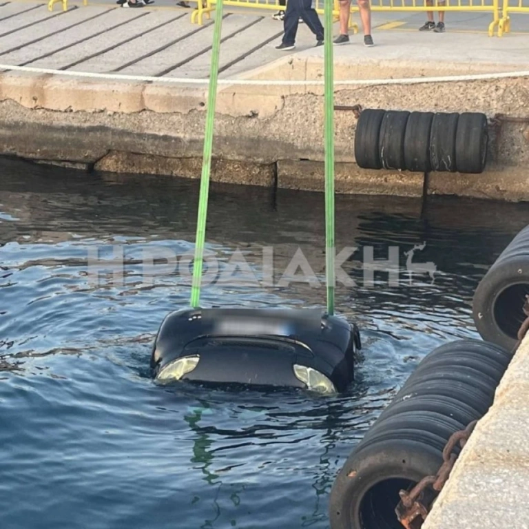 Ρόδος: Επιχείρηση ανέλκυσης ΙΧ από το λιμάνι – Ξέχασε το χειρόφρενο ο οδηγός
