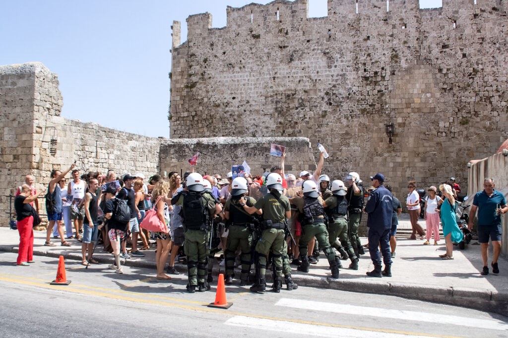 Ρόδος: Επεισόδια κοντά στο λιμάνι για την άφιξη Ισραηλινών τουριστών
