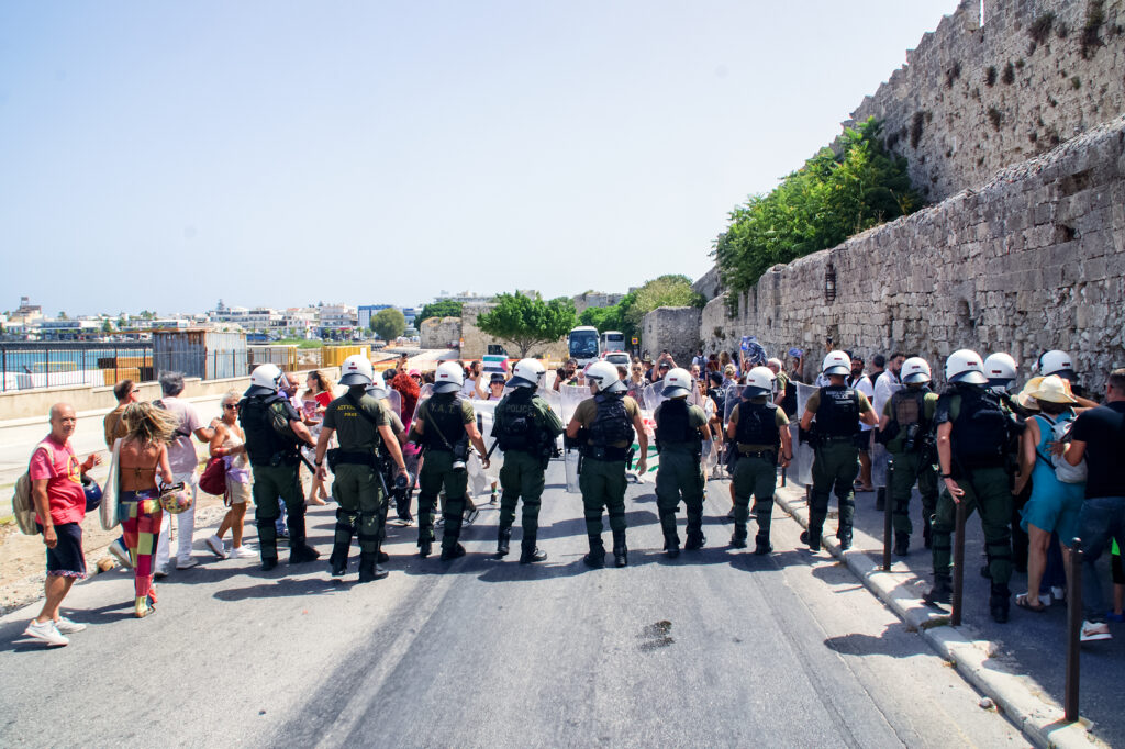 Ρόδος: Η ανακοίνωση της ΕΛΑΣ – «Προειδοποίησαν επανειλημμένως τους διαδηλωτές να απομακρυνθούν