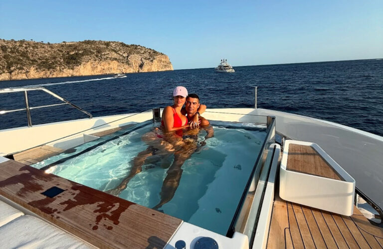 Κριστιάνο Ρονάλντο: Στην Ελλάδα για χλιδάτες διακοπές – Το σκάφος που θυμίζει παλάτι και οι προκλητικές φωτογραφίες