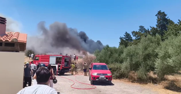 Φωτιά κοντά σε σπίτια στην Βιγλιά Ιεράπετρας στην Κρήτη [εικόνες]