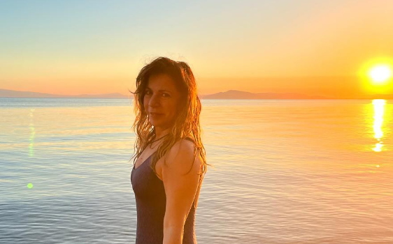 Δήμητρα Παπαδοπούλου: Η μαγευτική της φωτογραφία στο ηλιοβασίλεμα με μαύρο μαγιό [εικόνες]