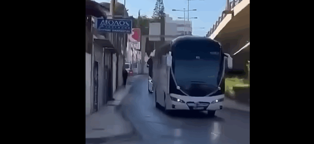 Απίθανη άφιξη νύφης στο Ηράκλειο – Έφτασε στην εκκλησία συνοδεία… λεωφορείων [βίντεο]