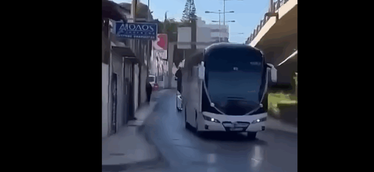 Απίθανη άφιξη νύφης στο Ηράκλειο – Έφτασε στην εκκλησία συνοδεία… λεωφορείων [βίντεο]