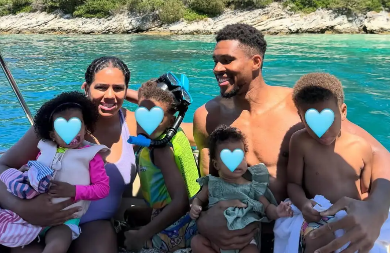 Γιάννης Αντετοκούνμπο: Ο Greek Freak απολαμβάνει ξέγνοιαστες στιγμές με την οικογένειά του σε ελληνικά νησιά [εικόνες]