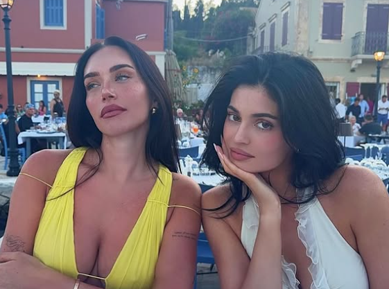 Η Κάιλι Τζένερ χαλαρώνει στην Κεφαλονιά – Οι καλοκαιρινές στιγμές με την Ελληνίδα κολλητή της, Στέισι Καρανικολάου [εικόνες]