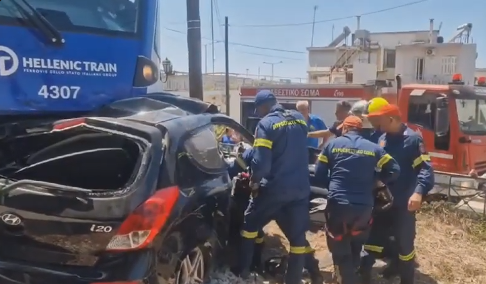 Πάτρα: Συρμός του Προαστιακού συγκρούστηκε με ΙΧ – Απεγκλώβισαν τον οδηγό [βίντεο]