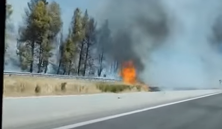Λάρισα: Φωτιά στην Εθνική Οδό στο ύψος της Γυρτώνης, στο ρεύμα προς Αθήνα [βίντεο]