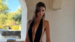 Η Έμιλι Ραταϊκόφσκι αναστατώνει ξανά το Instagram – Ποζάρει με αποκαλυπτικό μαγιό και βαθύ ντεκολτέ