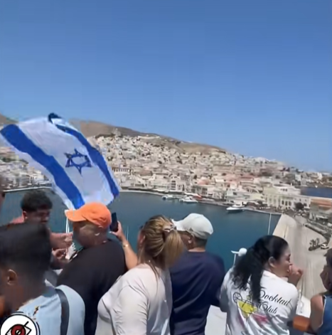 Σύρος: Οι Ισραηλινοί ανέμιζαν τις σημαίες τους όταν οι διαδηλωτές απέκλεισαν το λιμάνι [βίντεο]