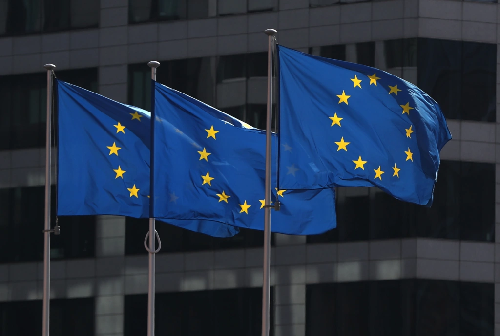 Politico: Η Ευρώπη πρέπει να επιλέξει – Να επενδύσει στον φόβο ή στο μέλλον