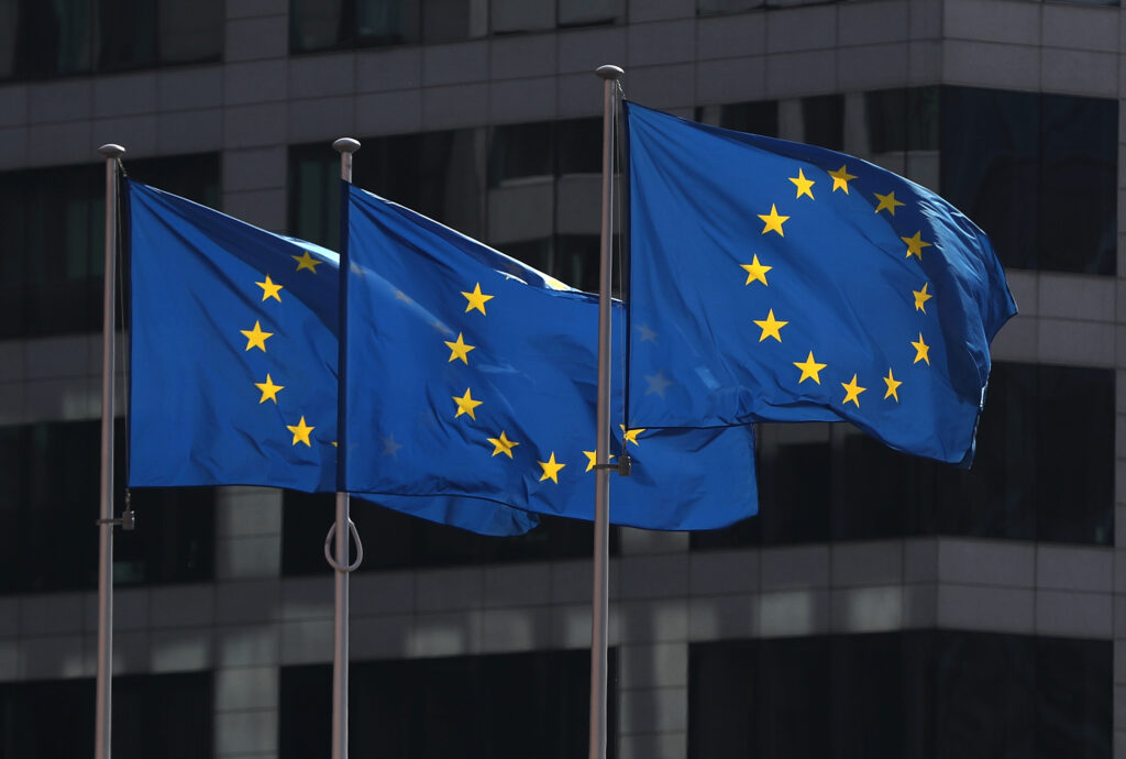 Politico: Η Ευρώπη πρέπει να επιλέξει – Να επενδύσει στον φόβο ή στο μέλλον