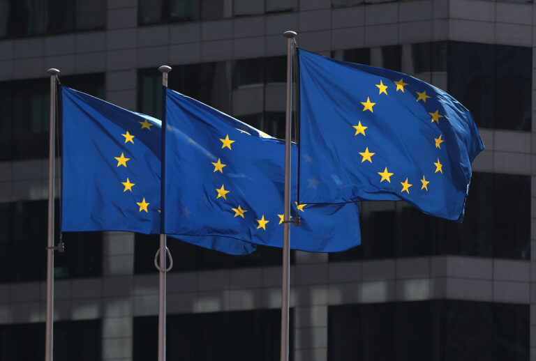 Politico: Η Ευρώπη πρέπει να επιλέξει – Να επενδύσει στον φόβο ή στο μέλλον