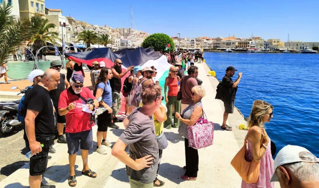 Σύρος: Υπό την πίεση διαμαρτυριών, δεν αποβιβάστηκαν οι Ισραηλινοί τουρίστες – Έφυγε το κρουαζιερόπλ