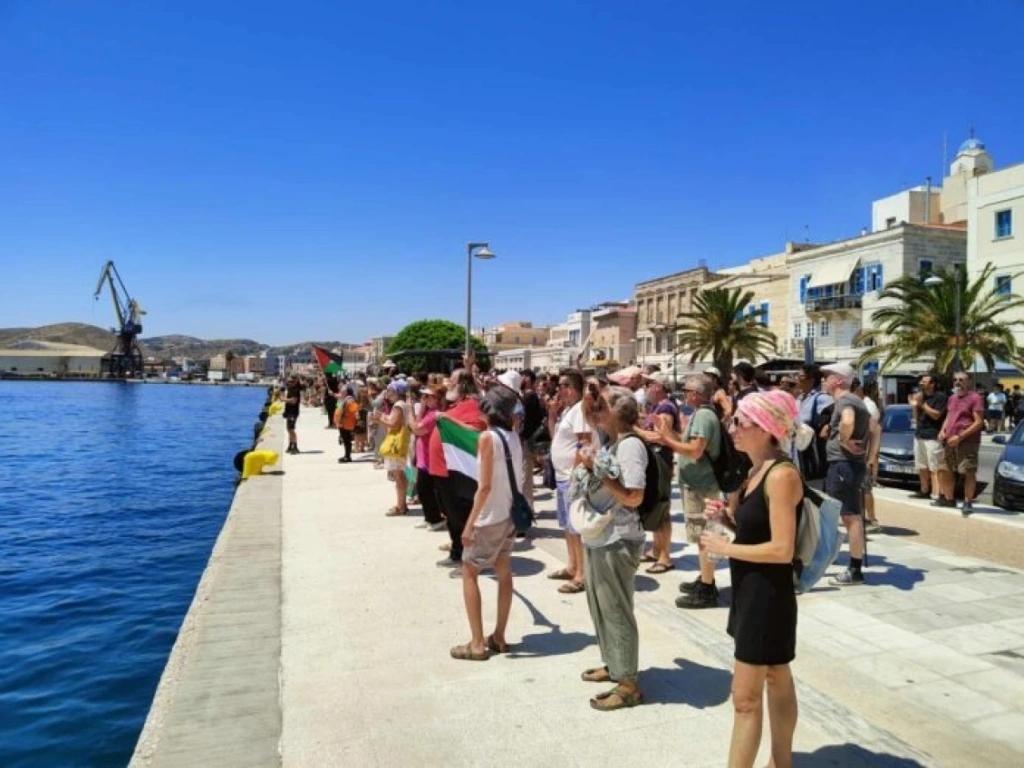 Σύρος: 300 άτομα διαμαρτυρήθηκαν για την άφιξη Ισραηλινών τουριστών στο νησί [εικόνες]