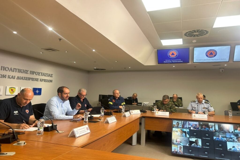 Φωτιά στη Ραφήνα: Σύσκεψη υπό τον Κεφαλογιάννη – 8 απεγκλωβισμοί 30 απομακρύνσεις κατοίκων από