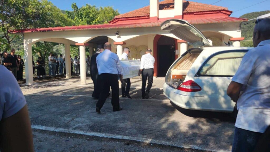Αγρίνιο: Με κουφέτα το τελευταίο αντίο στον 21χρονο Θανάση – «Για καλή της τύχη δεν φορούσε ζώ