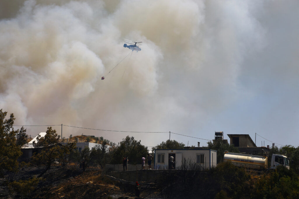 Τουρκία: Χιλιάδες άνθρωποι απομακρύνονται, την ώρα που οι πυροσβεστικές δυνάμεις δίνουν μάχη με τις 
