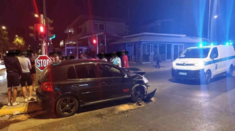 Σφοδρή σύγκρουση στην Αρτέμιδα – Διαλυμένα οχήματα μετά από τροχαίο σε κεντρικό δρόμο