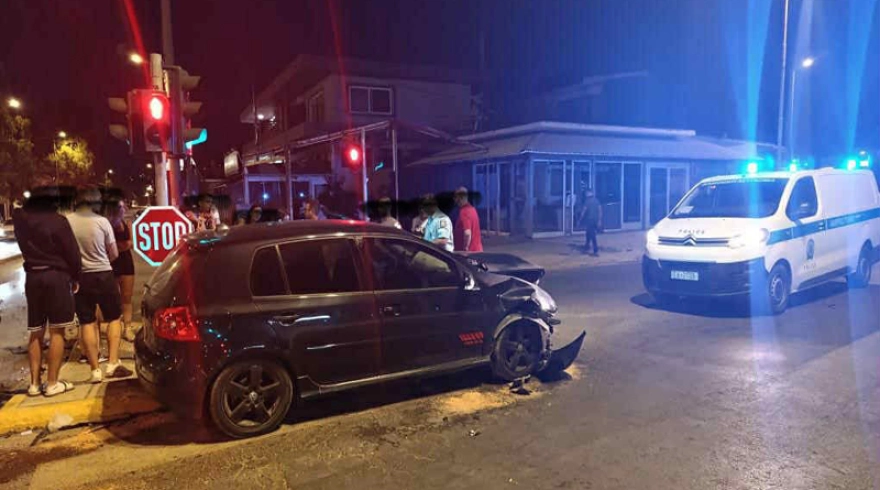 Σφοδρή σύγκρουση στην Αρτέμιδα – Διαλυμένα οχήματα μετά από τροχαίο σε κεντρικό δρόμο