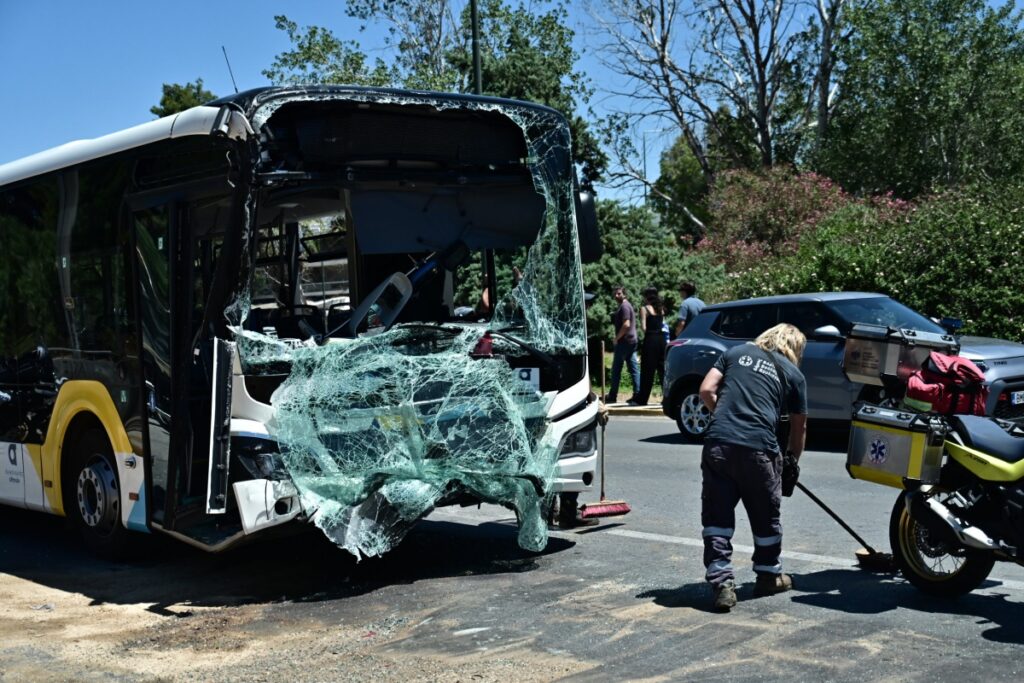 Βούλα: Η ανακοίνωση του ΟΑΣΑ για τη σύγκρουση των λεωφορείων [Εικόνες-Βίντεο]