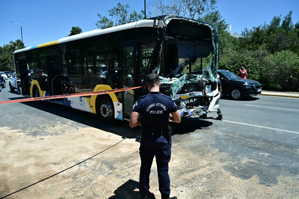 Τροχαίο στη Βούλα: Αδιαθεσία υποστήριξε ότι ένιωσε η οδηγός του ενός λεωφορείου πριν τη σύγκρουση – 