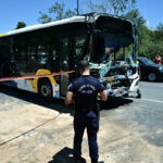 Τροχαίο στη Βούλα: Αδιαθεσία υποστήριξε ότι ένιωσε η οδηγός του ενός λεωφορείου πριν τη σύγκρουση – Στους 47 οι τραυματίες