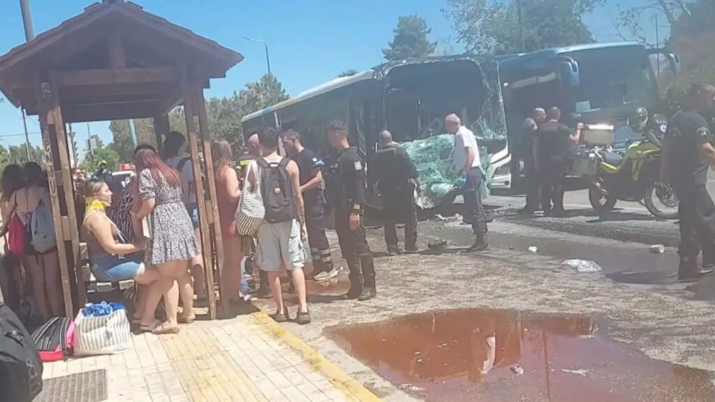 Βούλα: Τροχαίο με δύο λεωφορεία στη Λεωφόρο Καραμανλή – Πάνω από 10 τραυματίες – Δείτε β